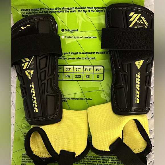 Vizari Soccer Cleats & Shinguards - Picture 5 of 6